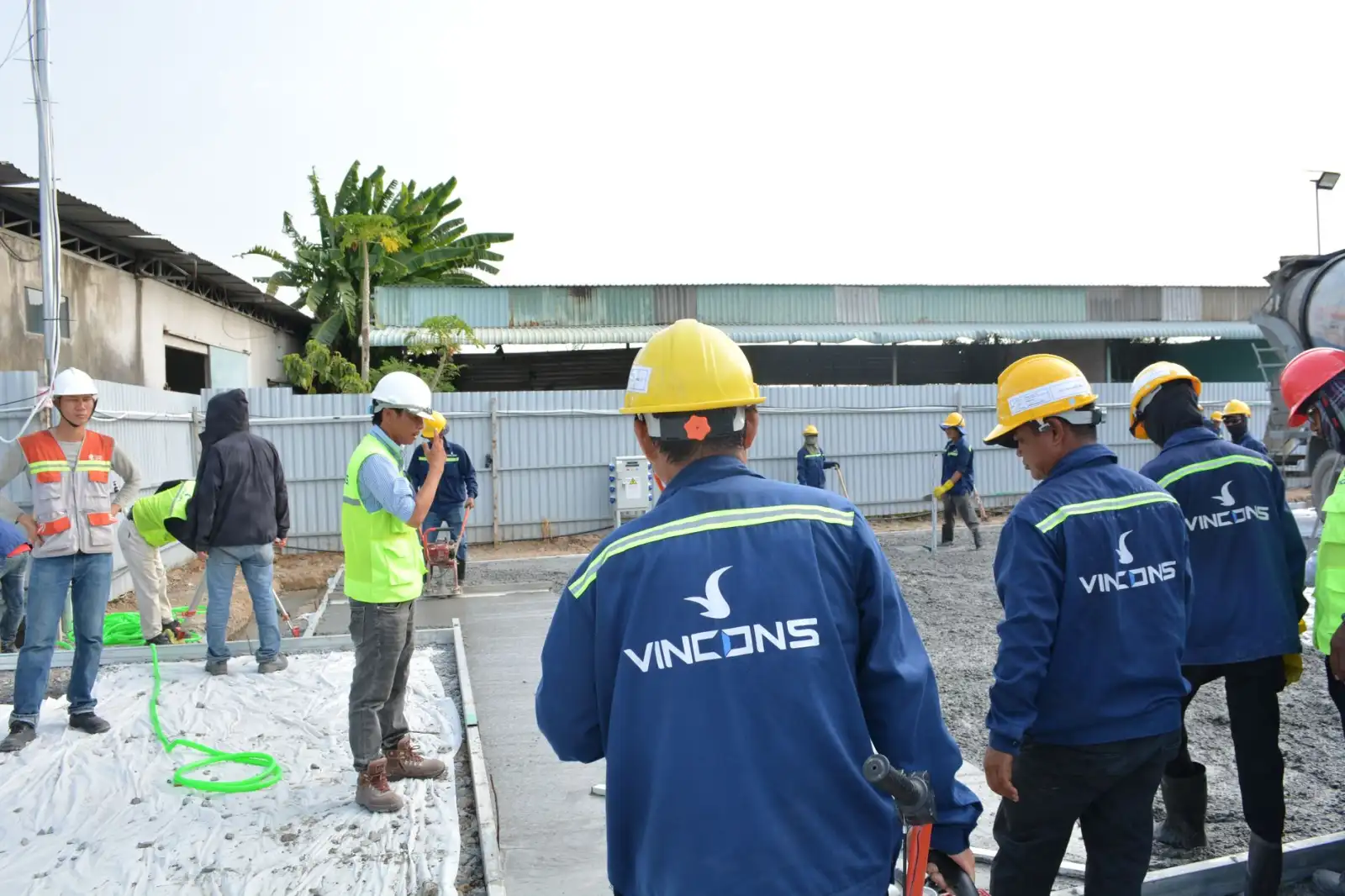 企业名片制作材质选择指南：铜版纸、PVC与金属卡的成本与效果分析