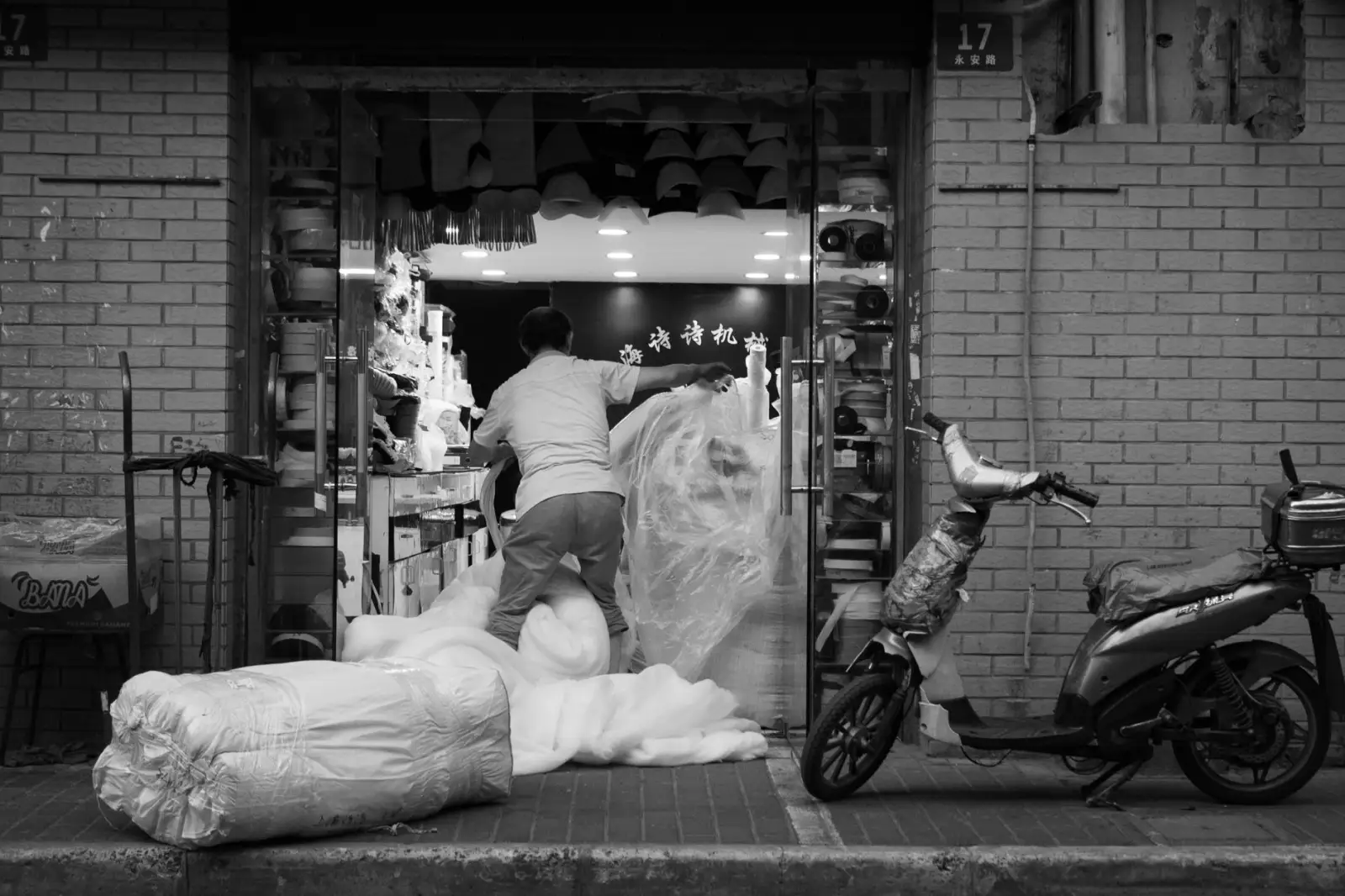 名片制作与宣传单页印刷对比：企业商务印刷品选型的关键考量因素