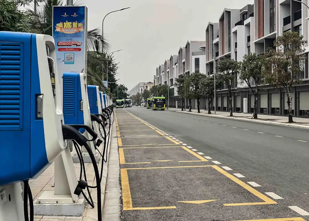 商务画册印刷工艺选型指南：从纸张到后道工序的综合考量