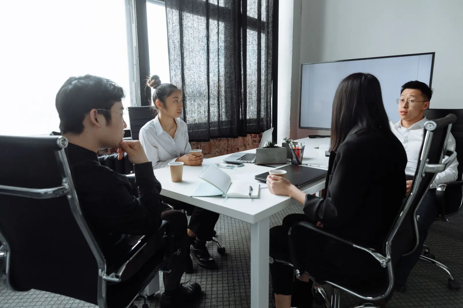 上海企业画册印刷设计：从选纸到工艺的全流程技术解析