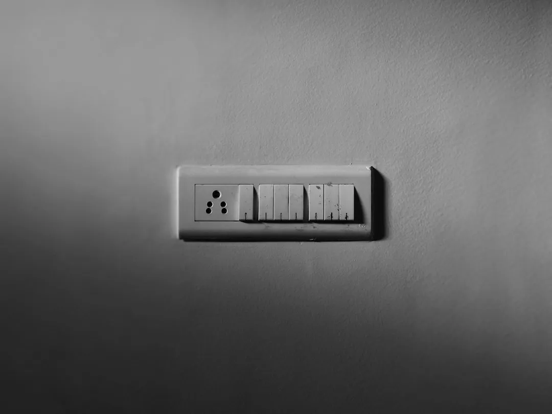 名片制作工艺对比：烫金、UV与击凸在商务名片中的应用差异