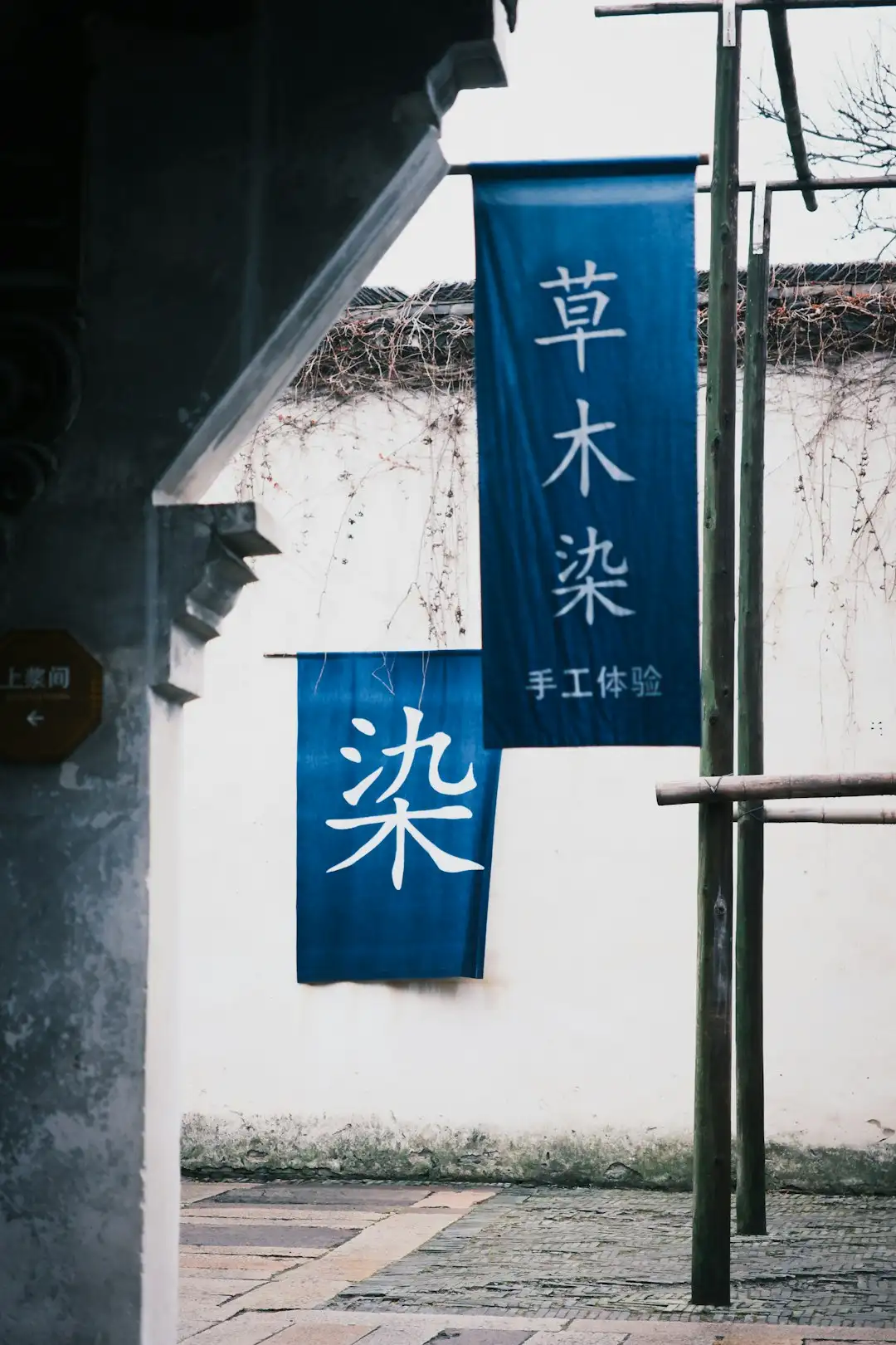 商务画册印刷工艺对比：覆膜、烫金与UV工艺的选用指南